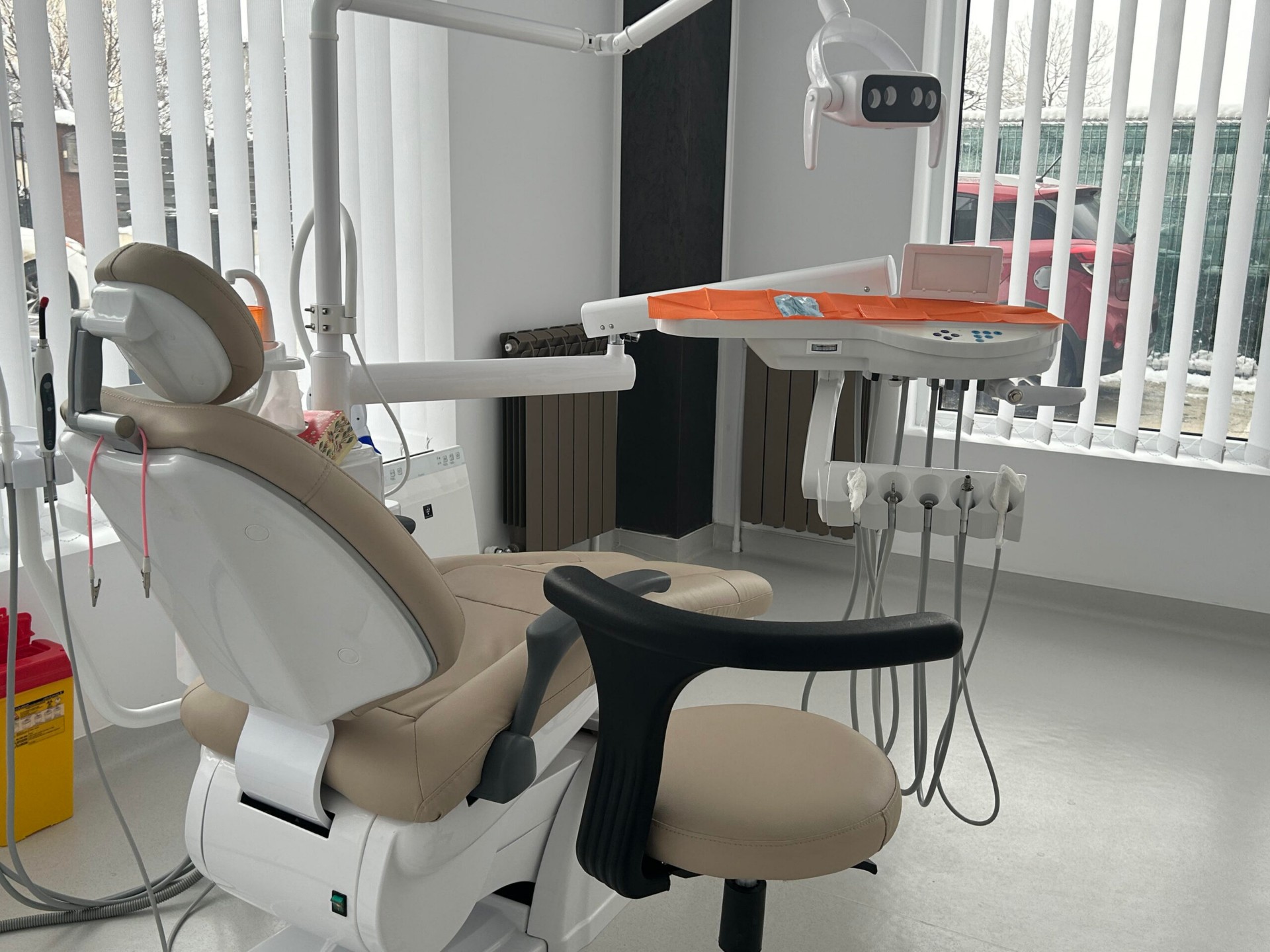 Stație de tratament stomatologic pentru intervenții chirurgicale orale