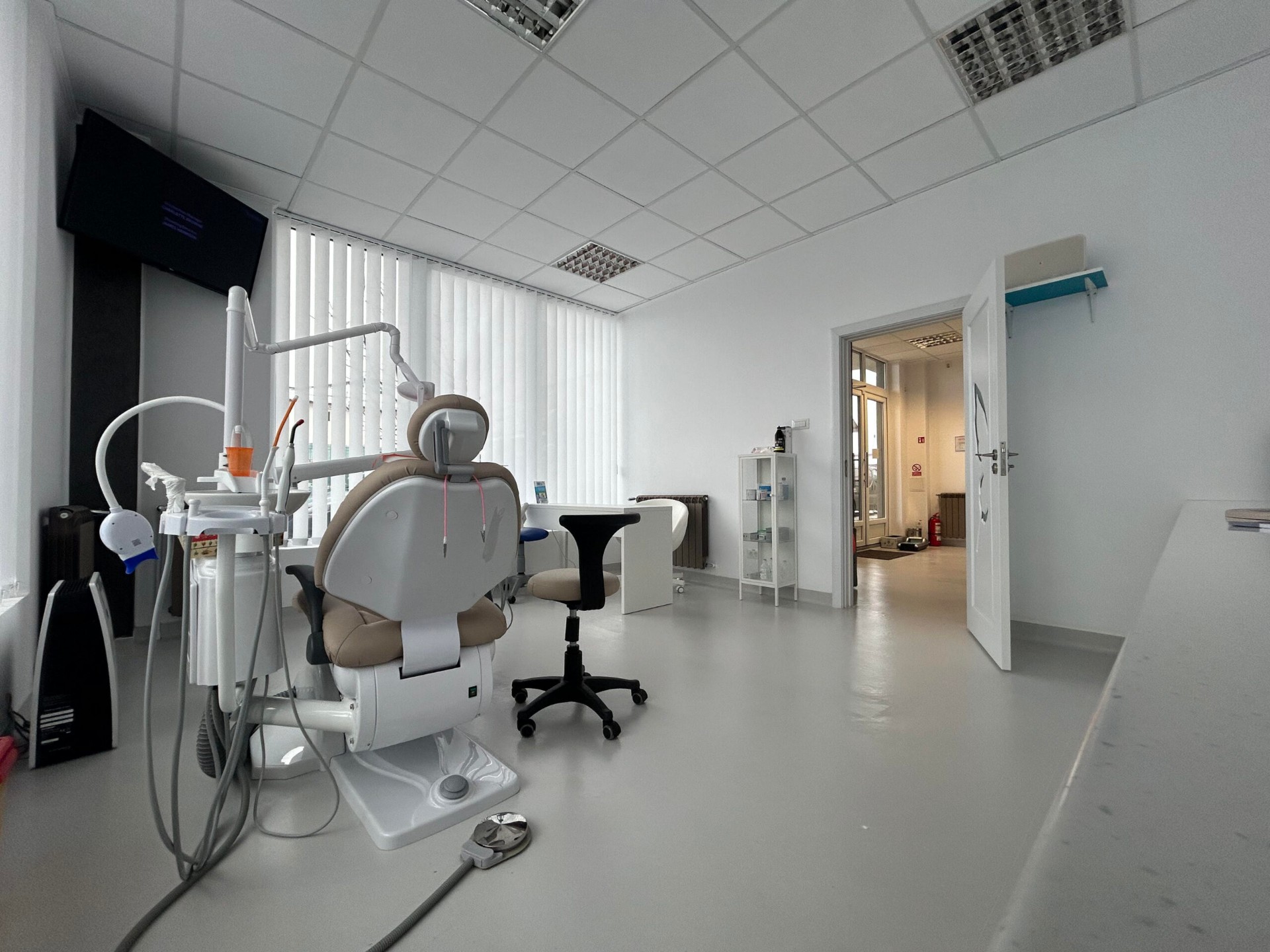 Vedere panoramică a cabinetului stomatologic modern din Vârteju