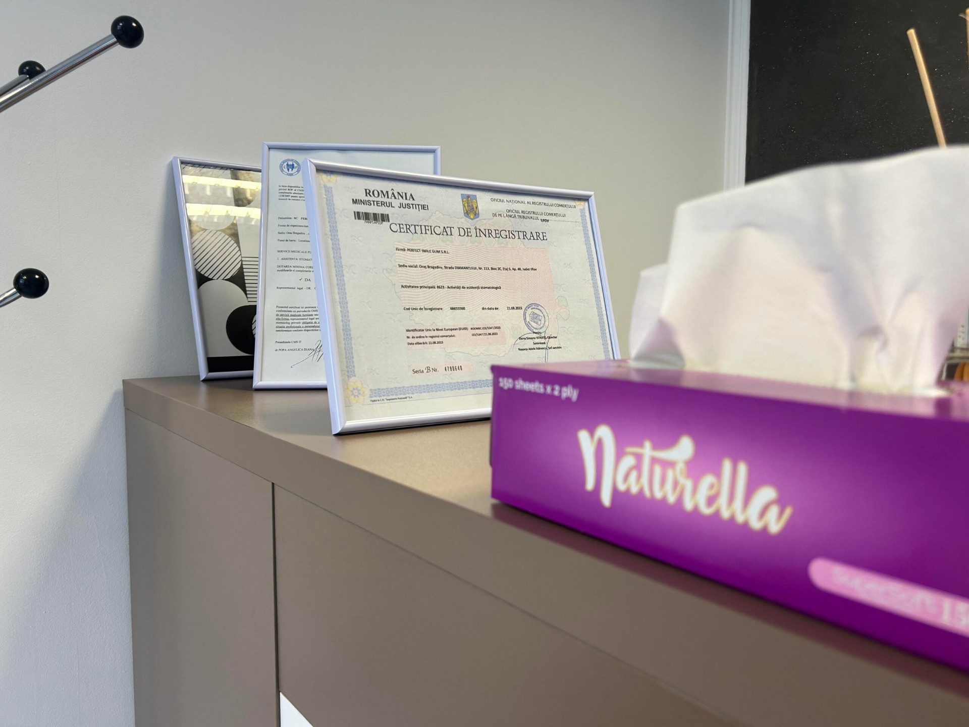 Certificate de acreditare și diplome ale medicilor stomatologi PerfectSmileGlim