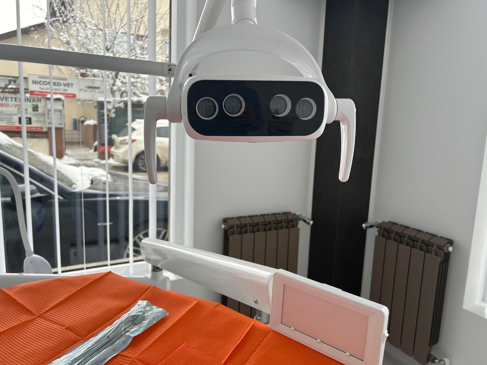 Lampă LED cu polimerizare pentru tratamente de obturații și albire dentară