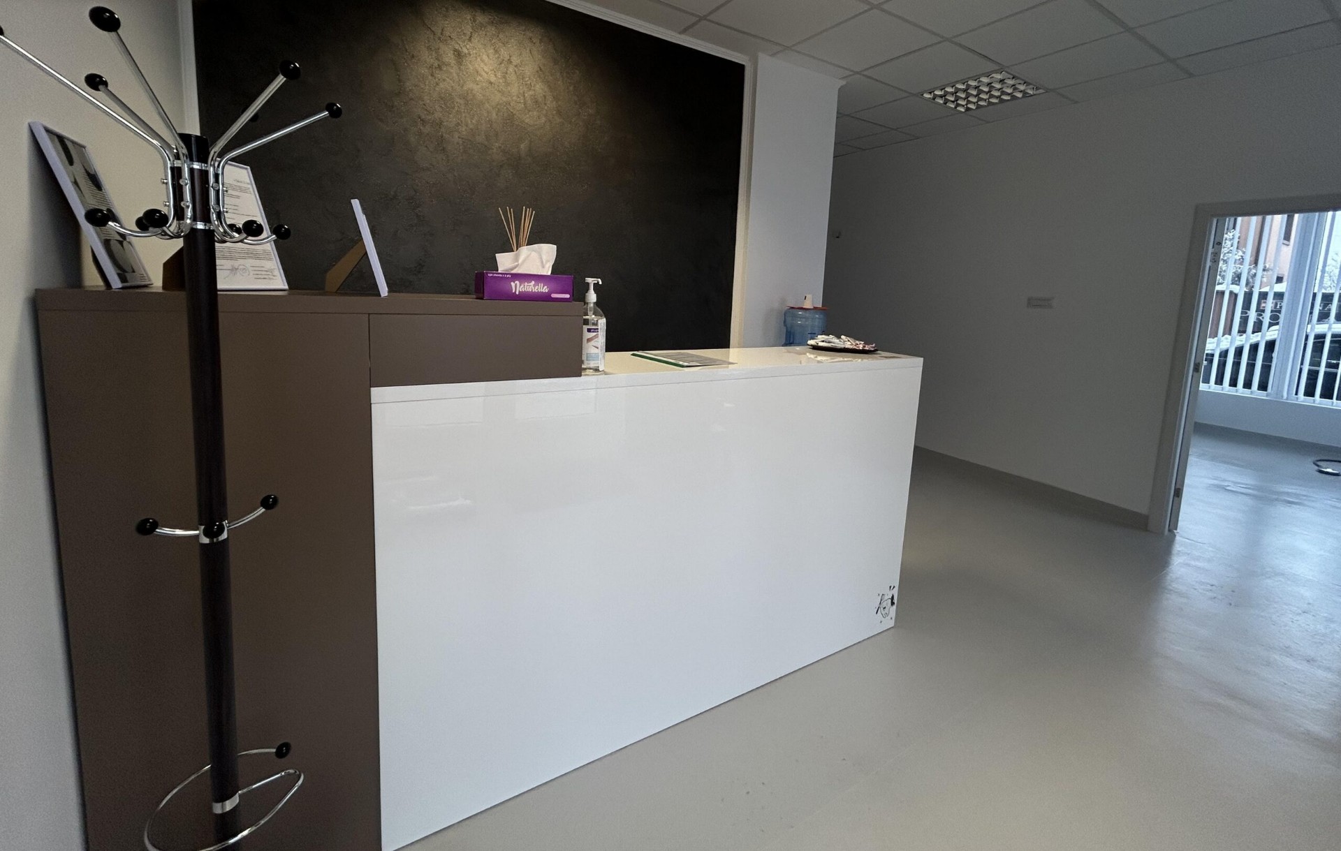 Zona de așteptare confortabilă pentru pacienți la cabinetul dentar PerfectSmileGlim